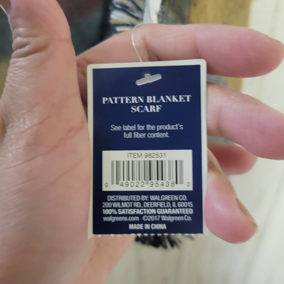 WEST LOOP Pattern Blanket Scarf - Picture 3 of 4